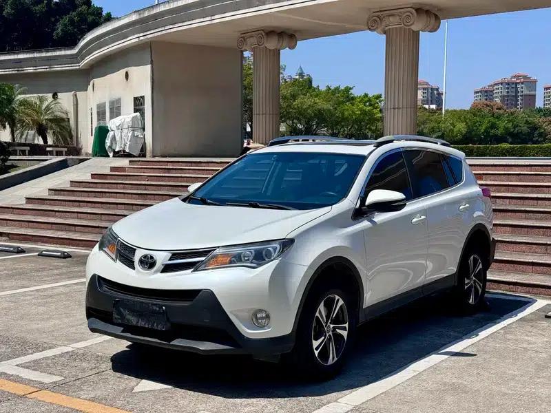 2015 RAV4 2.0L CVT 2WD Fashion Edition — миниатюра 1