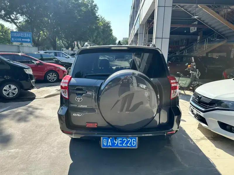 2011 RAV4 2.0L Automatic Classic Edition — миниатюра 4