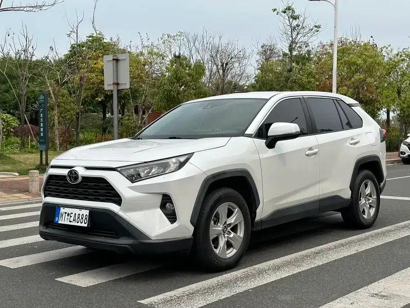2021 Toyota RAV4 2.0L CVT 2WD Urban Edition — миниатюра 1