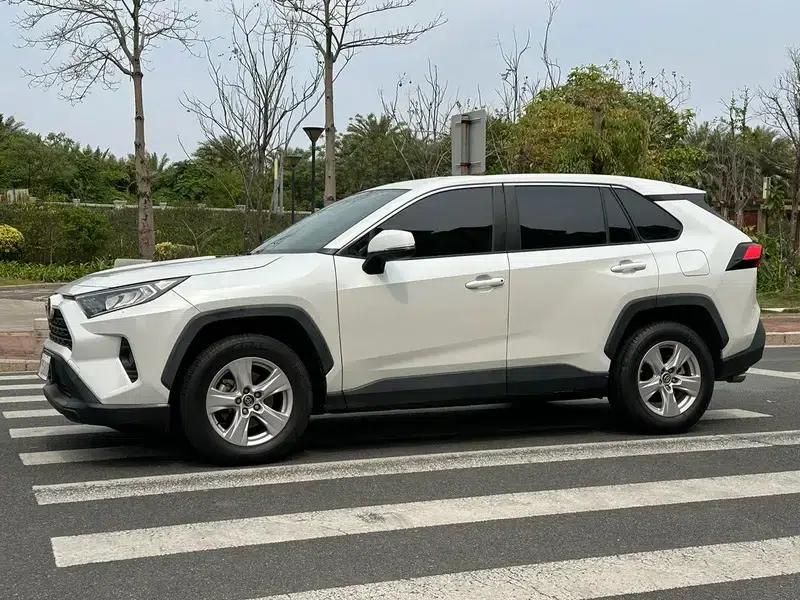 2021 Toyota RAV4 2.0L CVT 2WD Urban Edition — миниатюра 3