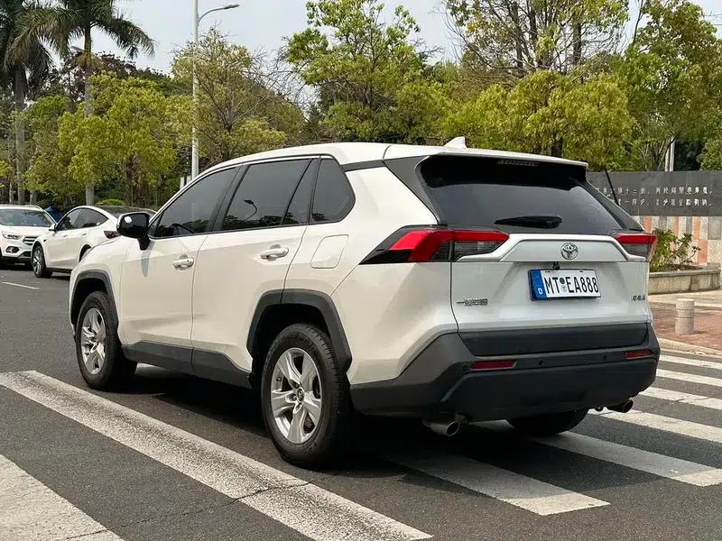 2021 Toyota RAV4 2.0L CVT 2WD Urban Edition — миниатюра 4