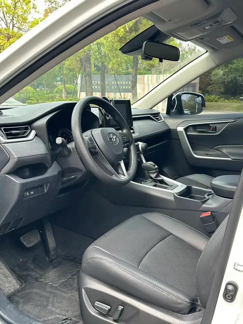 2021 Toyota RAV4 2.0L CVT 2WD Urban Edition — миниатюра 6