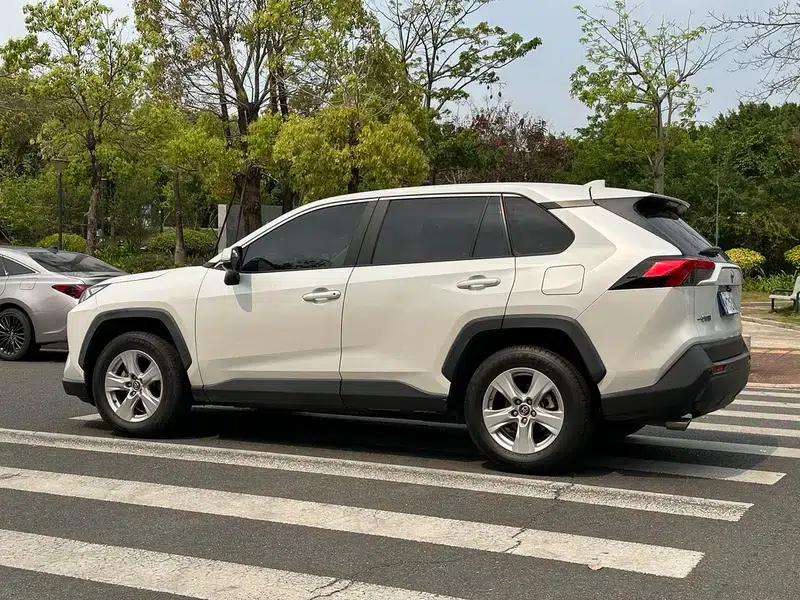 2021 Toyota RAV4 2.0L CVT 2WD Urban Edition — миниатюра 9