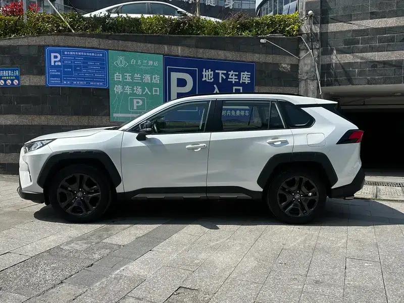 2022 Toyota RAV4 2.0L CVT 4WD Premium Edition — миниатюра 3
