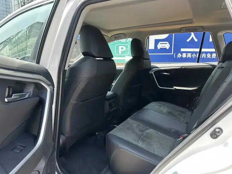 2022 Toyota RAV4 2.0L CVT 4WD Premium Edition — миниатюра 10