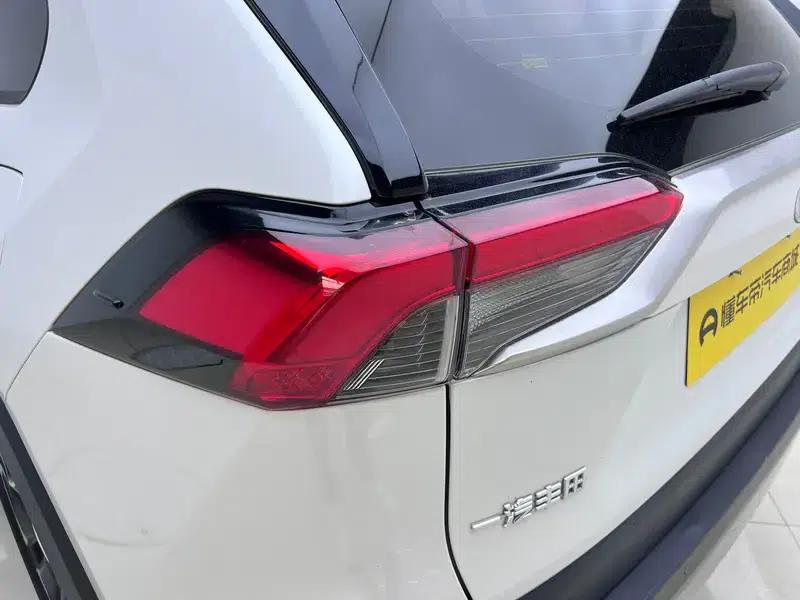 2021 RAV4 2.0L CVT 4WD Premium Edition — миниатюра 13