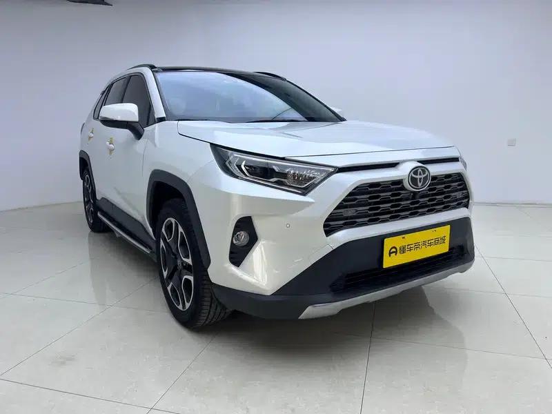 2021 RAV4 2.0L CVT 4WD Premium Edition — миниатюра 3
