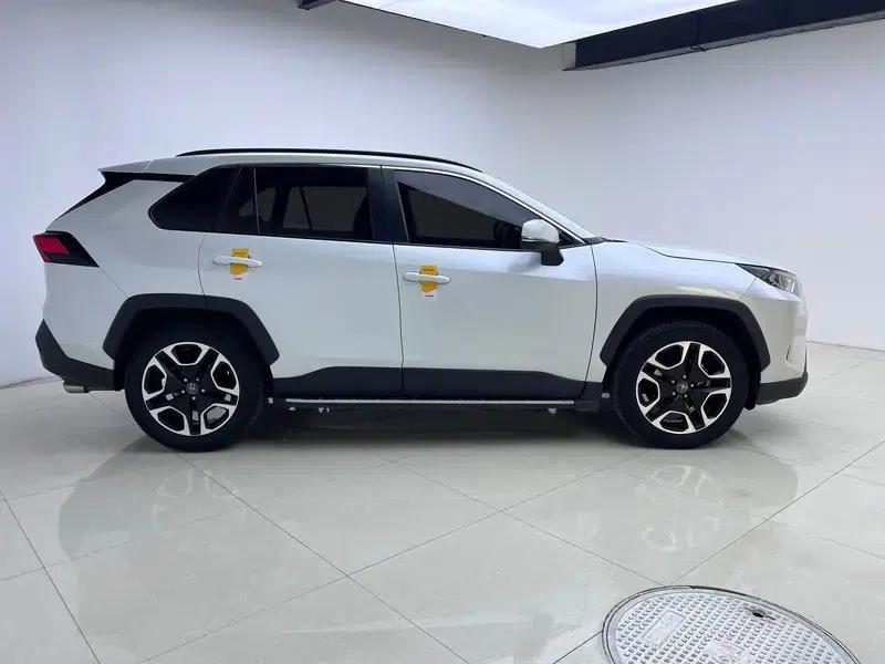 2021 RAV4 2.0L CVT 4WD Premium Edition — миниатюра 8