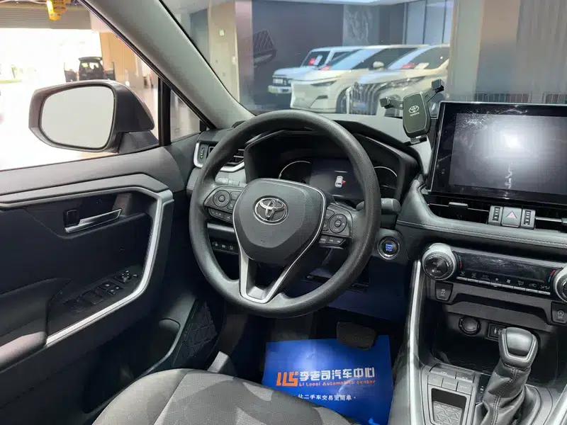 RAV4 2021 2.0L CVT 2WD Fashion Edition — миниатюра 17