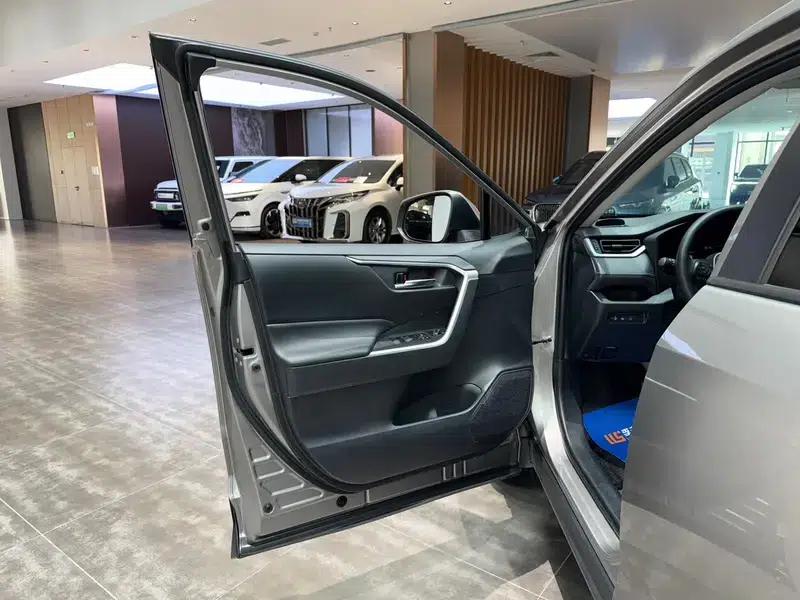 RAV4 2021 2.0L CVT 2WD Fashion Edition — миниатюра 27