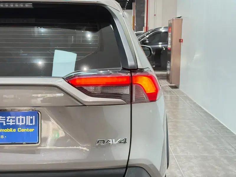 RAV4 2021 2.0L CVT 2WD Fashion Edition — миниатюра 10