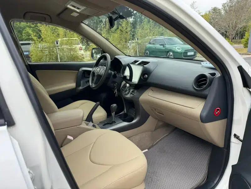 2011 RAV4 2.0L Automatic Classic Edition — миниатюра 11