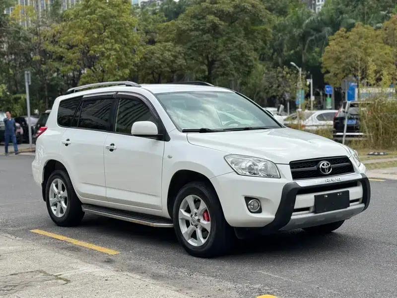 2011 RAV4 2.0L Automatic Classic Edition — миниатюра 3