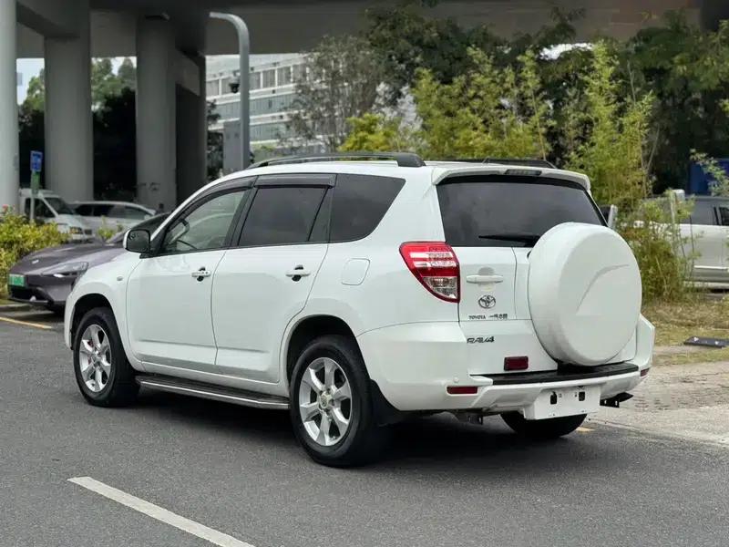 2011 RAV4 2.0L Automatic Classic Edition — миниатюра 4