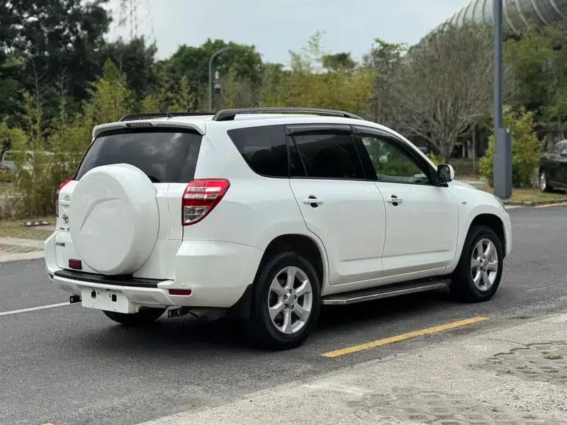 2011 RAV4 2.0L Automatic Classic Edition — миниатюра 6