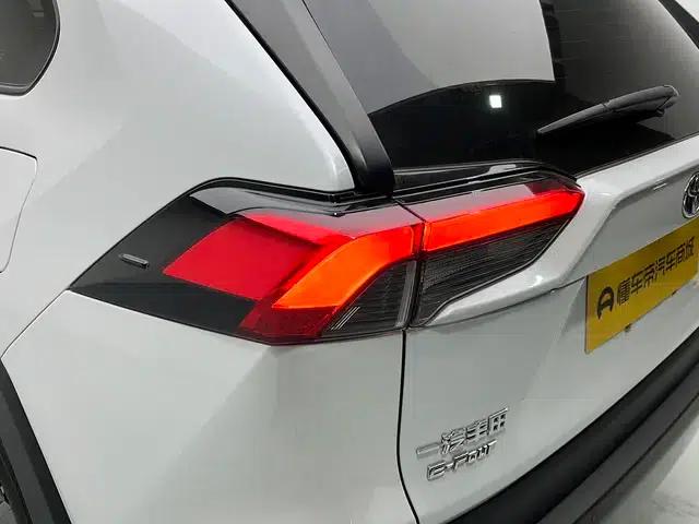 RAV4 2022 Hybrid 2.5L CVT AWD Elite PLUS Edition — миниатюра 13