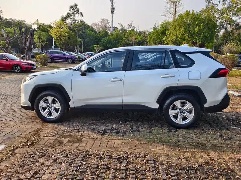 2021 Toyota RAV4 2.0L CVT 2WD Urban Edition — миниатюра 4