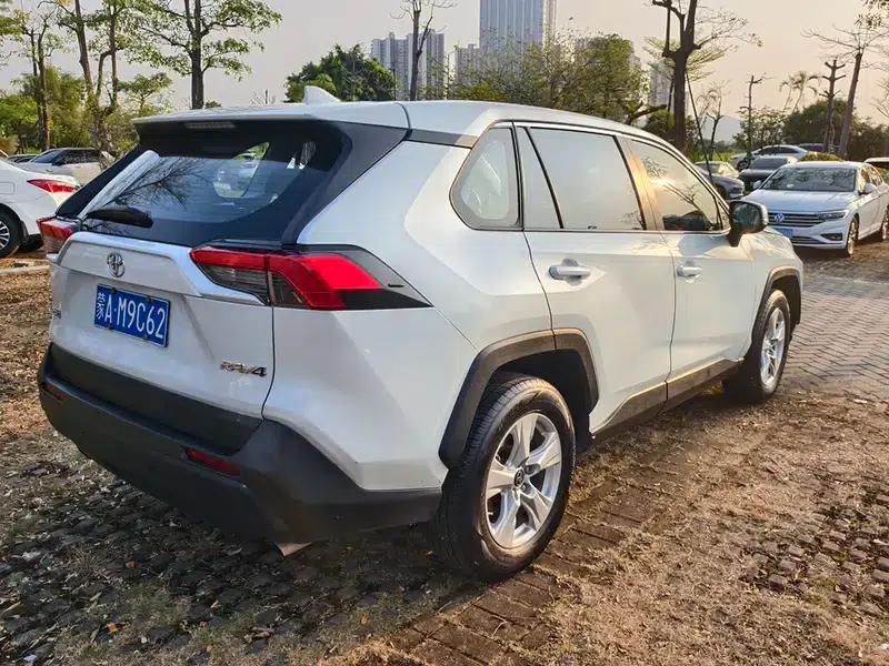2021 Toyota RAV4 2.0L CVT 2WD Urban Edition — миниатюра 6