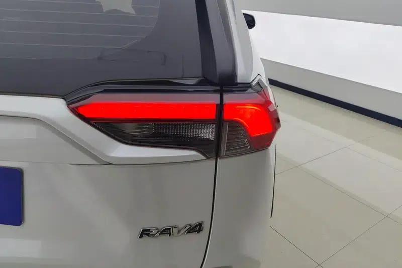 2021 RAV4 2.0L CVT 2WD Fashion Plus Edition — миниатюра 5