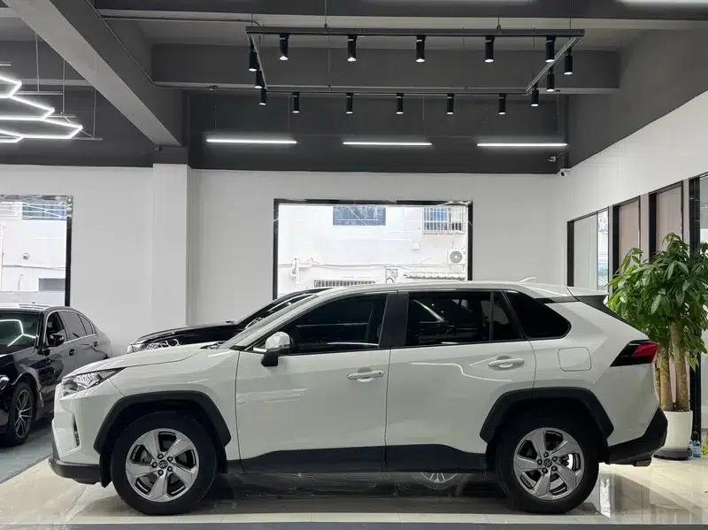 RAV4 2020 2.0L CVT 2WD Fashion Edition — миниатюра 3