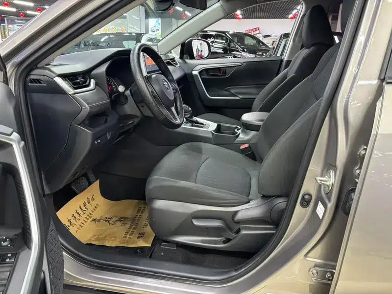 2020 RAV4 2.0L CVT 2WD Urban Edition — миниатюра 14