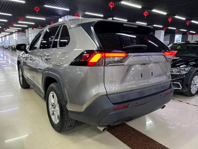 2020 RAV4 2.0L CVT 2WD Urban Edition — миниатюра 4