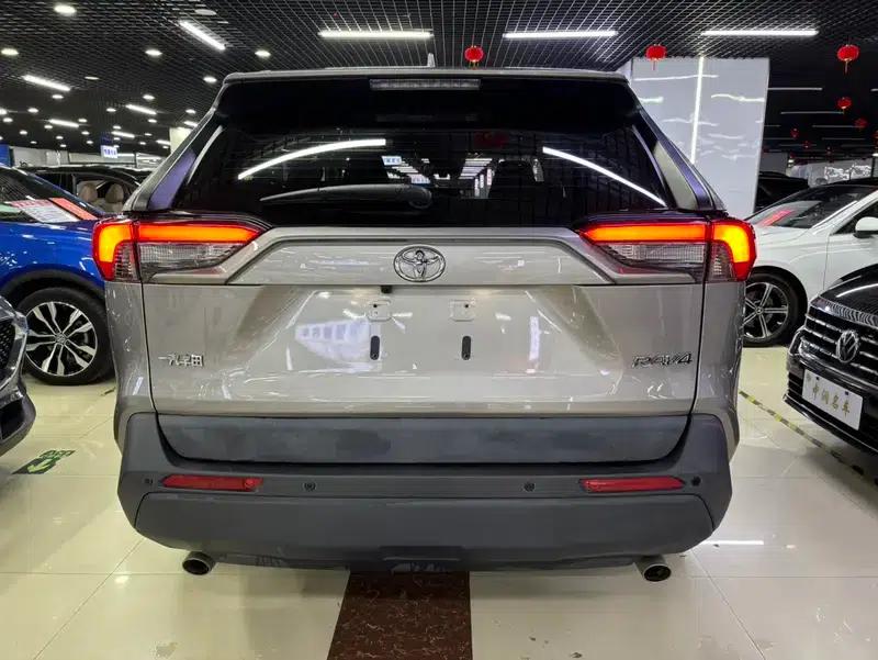 2020 RAV4 2.0L CVT 2WD Urban Edition — миниатюра 5