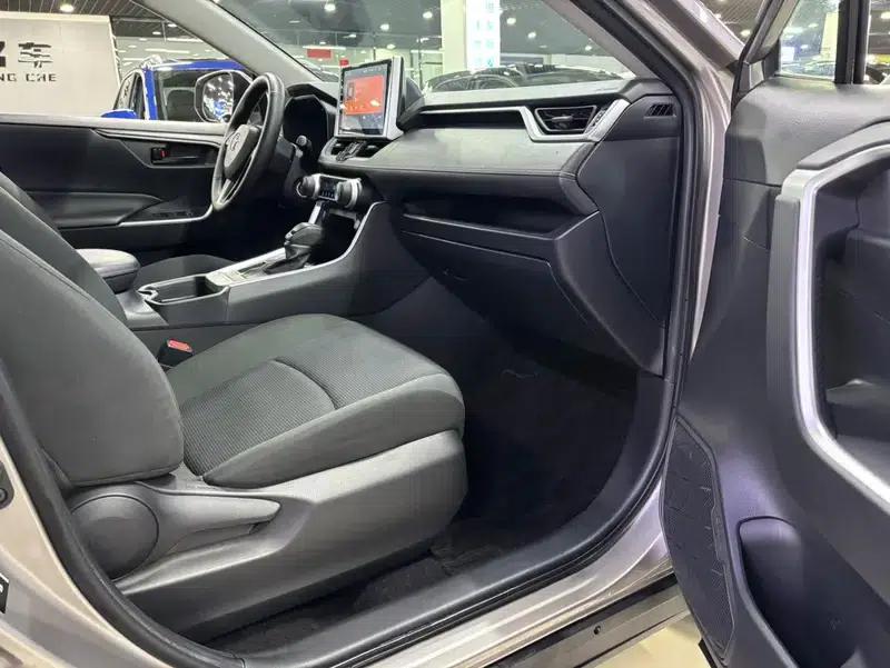 2020 RAV4 2.0L CVT 2WD Urban Edition — миниатюра 7