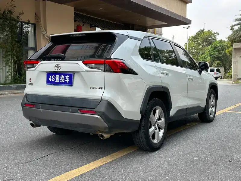 RAV4 2021 2.0L CVT 2WD Fashion Edition — миниатюра 6