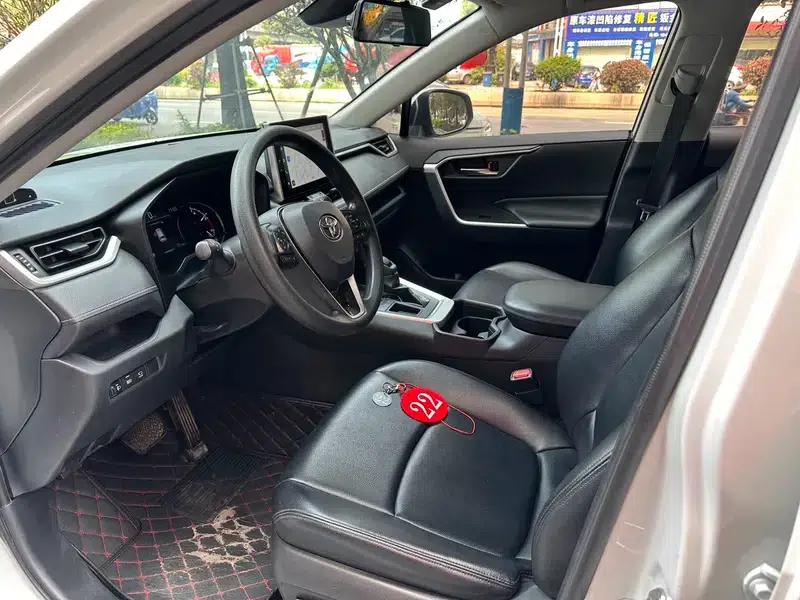RAV4 2021 2.0L CVT 2WD Fashion Edition — миниатюра 8