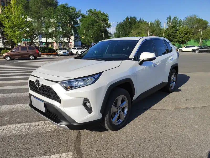 2022 RAV4 2.0L CVT 2WD Fashion Plus Edition — миниатюра 1