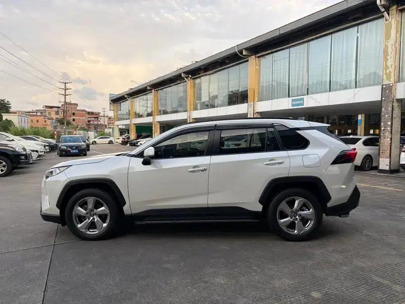 RAV4 2020 2.0L CVT 2WD Fashion Plus Edition — миниатюра 3