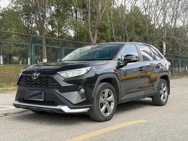 2022 RAV4 2.0L CVT 2WD Fashion Plus Edition — миниатюра 1