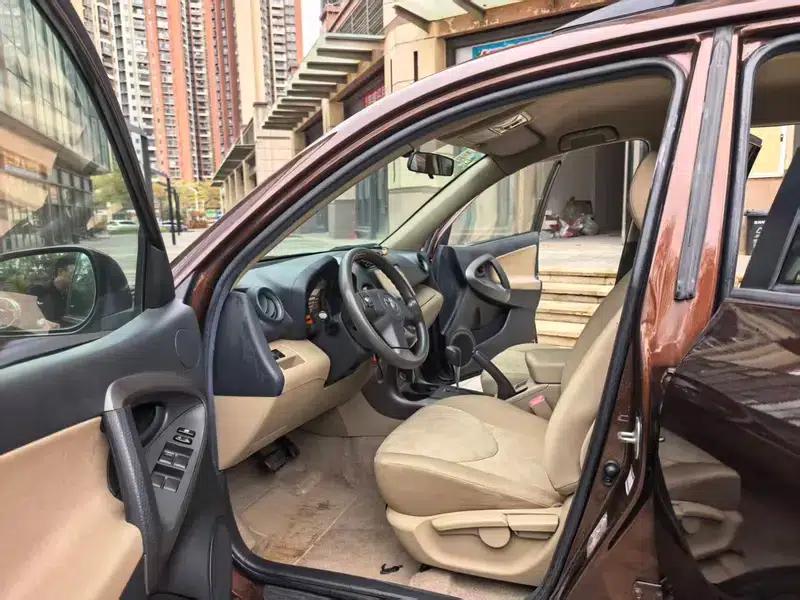 2011 RAV4 2.0L Automatic Classic Edition — миниатюра 8