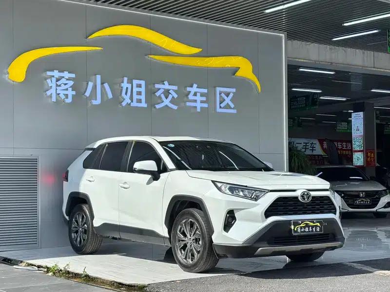 2023 RAV4 2.0L CVT 2WD Fashion Edition — миниатюра 3