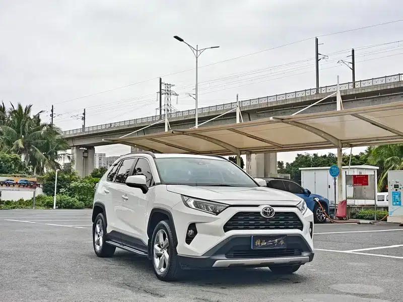 RAV4 2020 2.0L CVT 2WD Fashion Edition — миниатюра 3