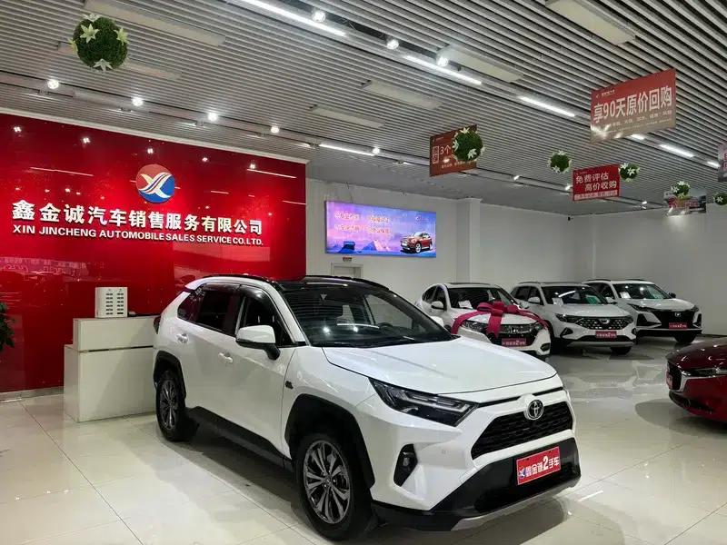 2023 RAV4 2.0L CVT 2WD Fashion Plus Edition — миниатюра 3