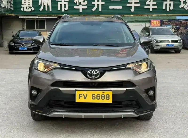 2016 RAV4 2.0L CVT 2WD Urban Edition — миниатюра 2