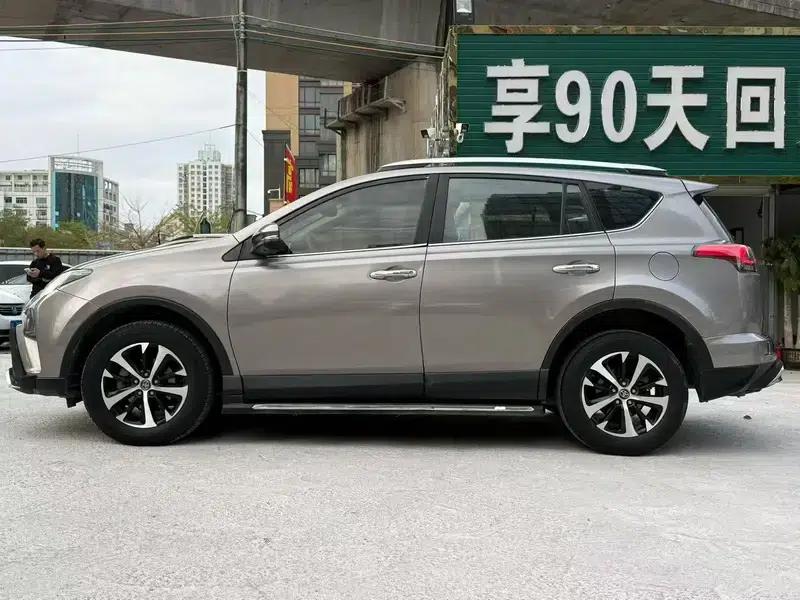 2016 RAV4 2.0L CVT 2WD Urban Edition — миниатюра 4