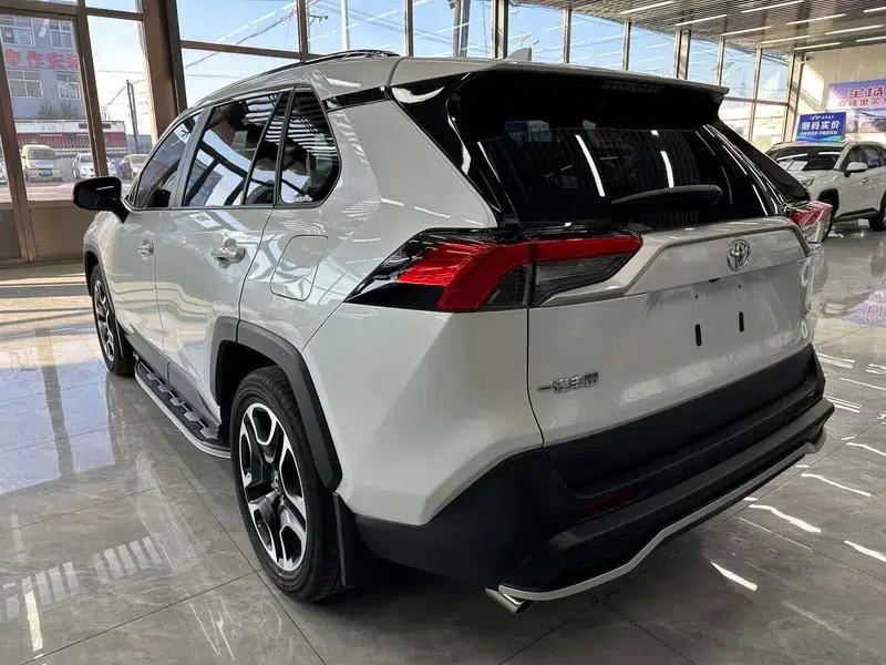 2022 Toyota RAV4 2.0L CVT 2WD Premium Edition — миниатюра 4