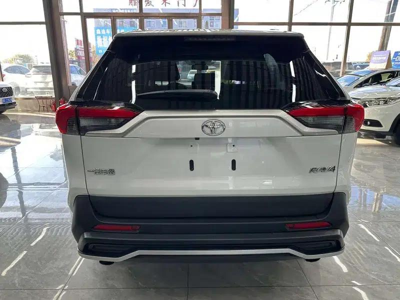2022 Toyota RAV4 2.0L CVT 2WD Premium Edition — миниатюра 5