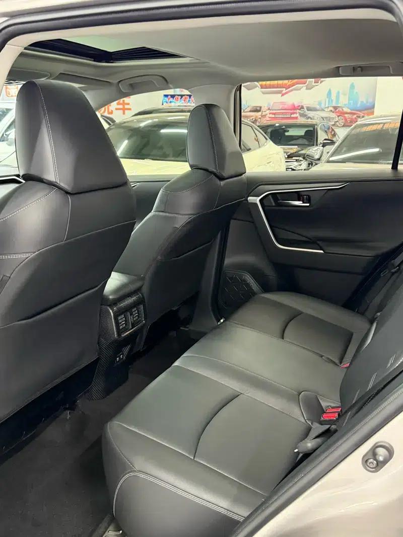 RAV4 2021 2.0L CVT 4WD Fashion Edition — миниатюра 9