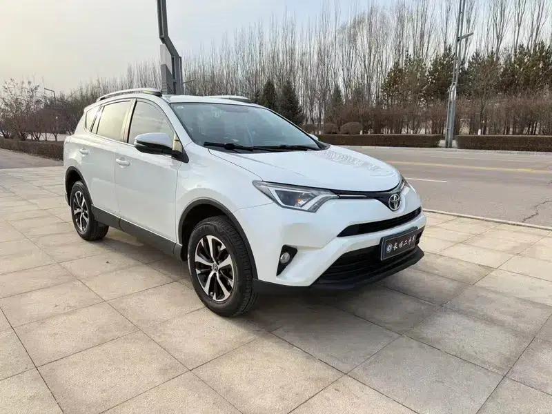 2016 RAV4 2.0L CVT 2WD Urban Edition — миниатюра 3