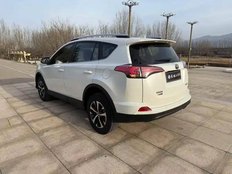 2016 RAV4 2.0L CVT 2WD Urban Edition — миниатюра 4