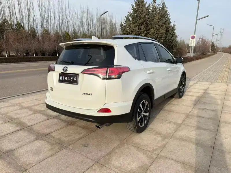 2016 RAV4 2.0L CVT 2WD Urban Edition — миниатюра 6