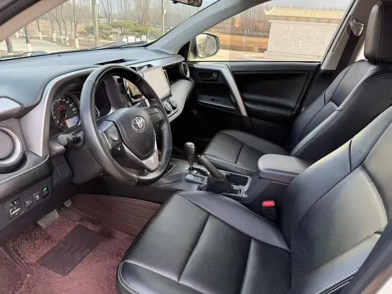 2016 RAV4 2.0L CVT 2WD Urban Edition — миниатюра 8