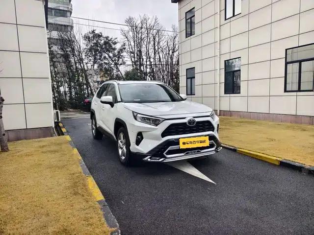 RAV4 2020 2.0L CVT 2WD Fashion Edition — миниатюра 3