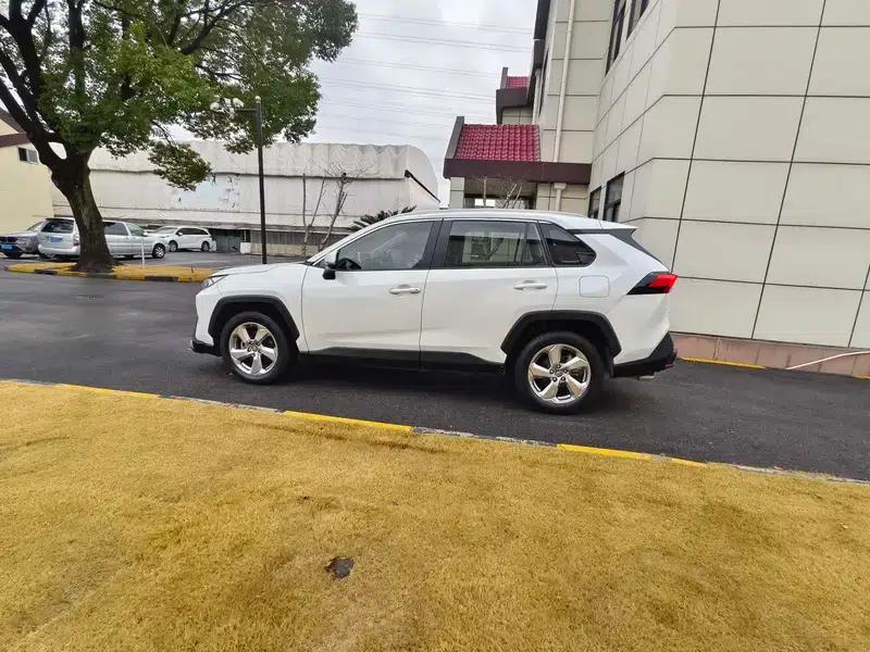 RAV4 2020 2.0L CVT 2WD Fashion Edition — миниатюра 4