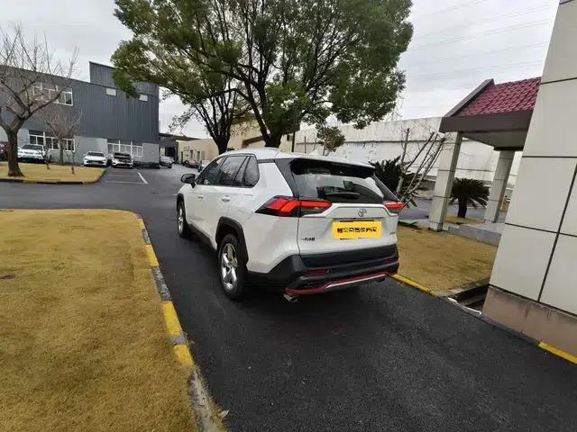 RAV4 2020 2.0L CVT 2WD Fashion Edition — миниатюра 5