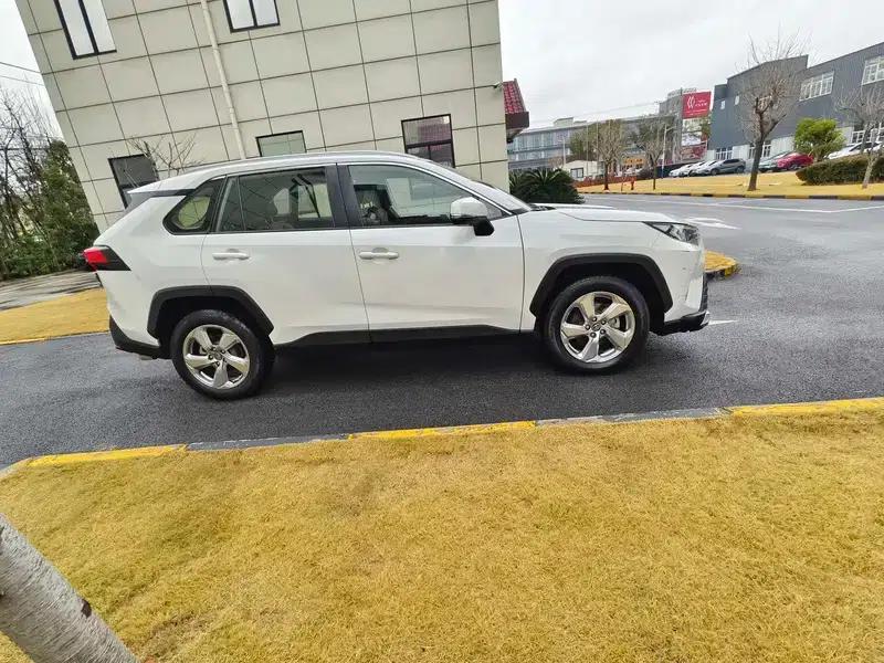 RAV4 2020 2.0L CVT 2WD Fashion Edition — миниатюра 8